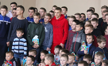Віталій Буяльський привіз   новорічні подарунки юним спортсменам