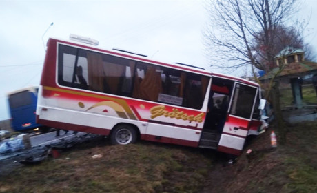 На Волині пасажирський автобус сполученням «Вараш-Львів» зіткнувся з мікроавтобусом