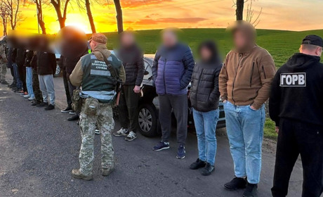 Тур за 12 тисяч доларів: в Подільському районі прикордонники затримали кортеж із 13 ухилянтів