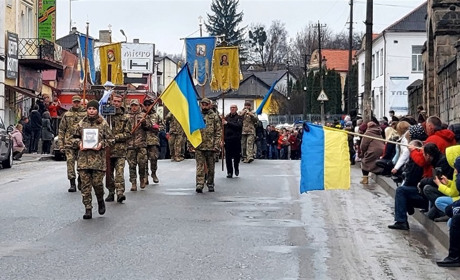 У Кременці на Тернопільщині попрощалися із загиблим Героєм Олегом Лапінським