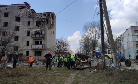 У Шостці КАБ поцілив у багатоповерхівку: деталі обстрілу житлового масиву