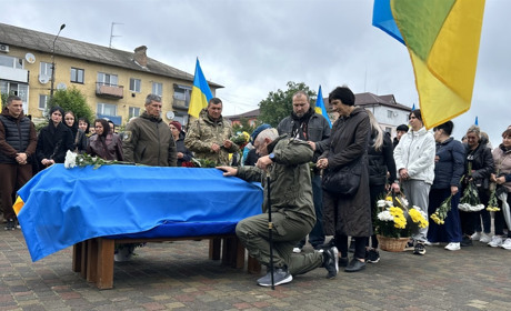 У Сарнах попрощалися зі старшим сержантом Володимиром Фесовцем