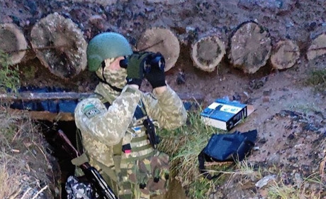 Юний варашанин купив воїнам бінокль за свої кошти, а волонтери його завезли