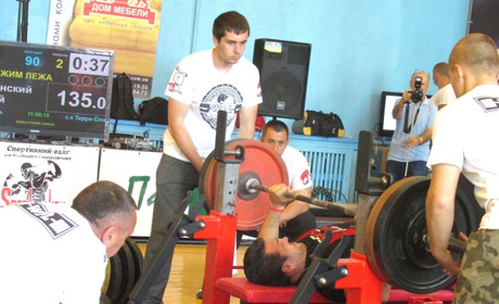 В Мелитополе атлеты из разных стран второй день демонстрируют на турнире силу мускулов 