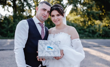 На Переяславщині молодята на своєму весіллі замість квітів зібрали допомогу військовим