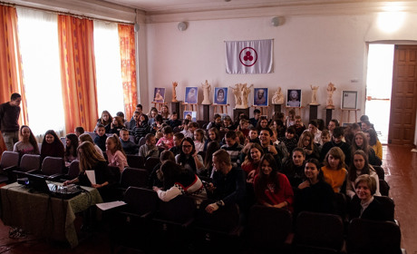 У Конотопі школярі спілкувались зі студентами про гідність та підтримали ув'язненого підлітка