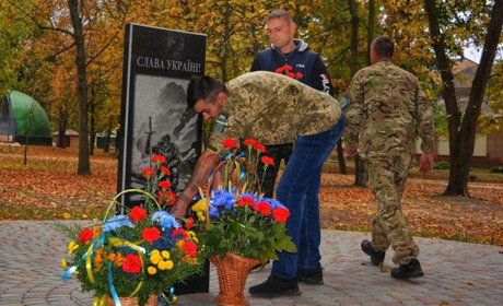 В День захисника України гадячани поклали квіти до пам’ятника загиблим козакам та вшанували бійців