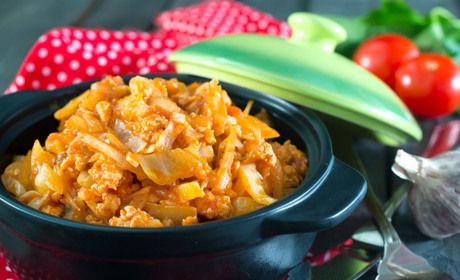 Рецепт дня: курка, тушкована з капустою та морквою