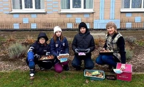 Учні смілянських шкіл на подвір’ях навчальних закладів вже висадили 500 першоцвітів