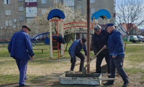 У Славуті облаштовують спортивний та дитячий майданчики