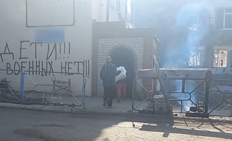 Їжа, питна вода та обстріли. Яка ситуація зараз у Вугледарі: відео