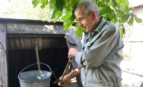 Жителі села Вільне під Волновахою шукають гроші на заміну водогону