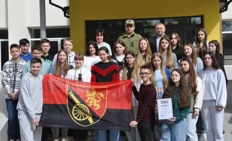 У знак подяки за MAVIC 3 військові передали Чортківському ліцею № 7 бойовий прапор бригади