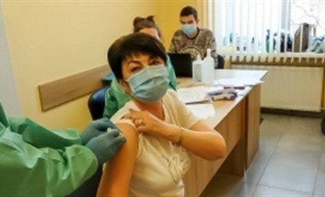 От COVID-19 в Мелитополе вакцинируют в первую очередь медиков