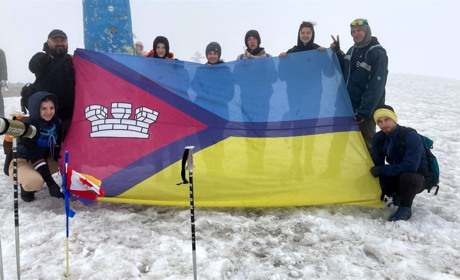 На найвищій вершині українських Карпат замайорів прапор Первомайська