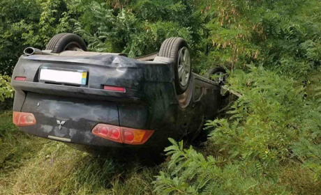 На Сватівщині у напрямку Містків автомобіль злетів з дороги і перекинувся