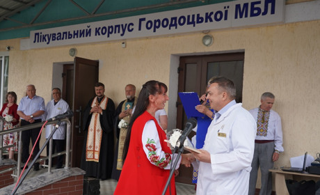 Їм дякували та дарували подарунки, що рятуватимуть людські життя. Городоччани відзначили День медика