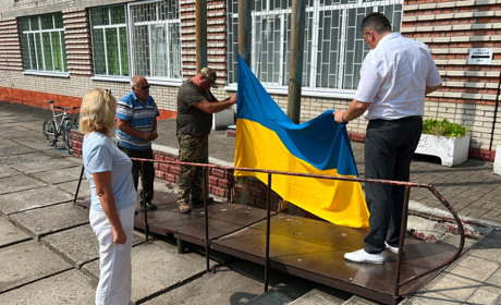 Прапор України подарували Гімназії імені родини Луговських депутати від Європейської Солідарності