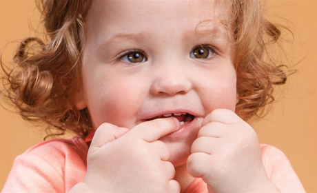 Як контролювати біль під час прорізування зубів у дітей