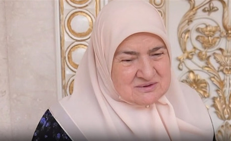 Гауляйтер Сальдо нагородив матір Рамзана Кадирова "орденом"