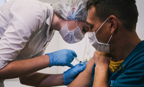 У світі вводять примусову вакцинацію, погрожують звільненнями й штрафами: що чекає на Україну?