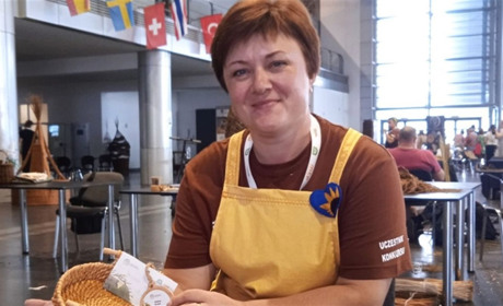 Майстриня з Глухівщини повернулася зі Світового фестивалю лози і плетіння. Що вона там створила