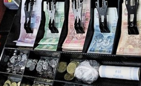 В Ізмаїлі касирка автозаправки вкрала з роботи майже чверть мільйона гривень
