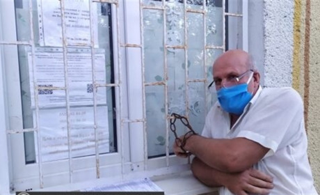 В Овідіополі чоловік прикував себе до вікна газового господарства, бо нарахували борг та не приймали