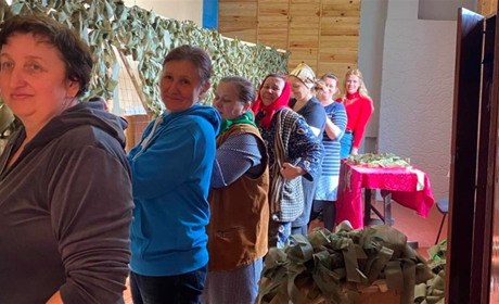 Передадуть на фронт знову три маскувальні сітки жителі Антонівської громади