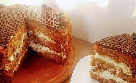 Готуємо сьогодні: медівник з чорносливом - торт, який тане в роті