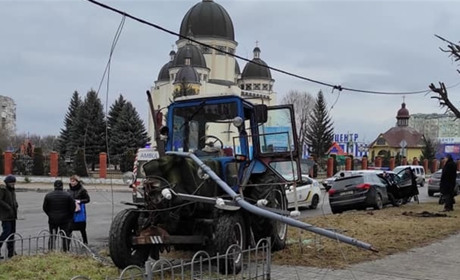У водія трактора стався епілептичний напад, він зіткнувся з легківкою «КІА» та повалив електроопору