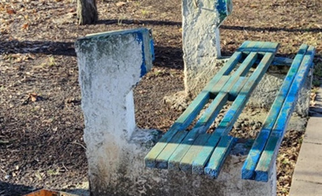 Містяни обурені станом лавок у парку Слави: фото