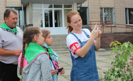В Троїцькому ТатоHab батьки і діти вчаться робити відео на смартфон