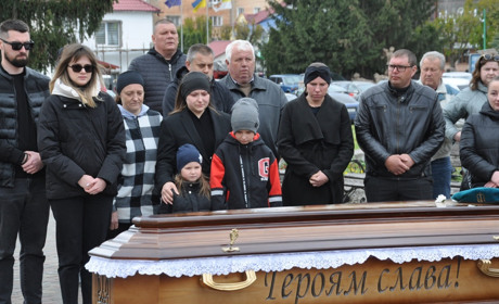 Дорога додому довжиною у два з половиною роки: чортків’яни зустріли загиблого матроса Пухту Романа