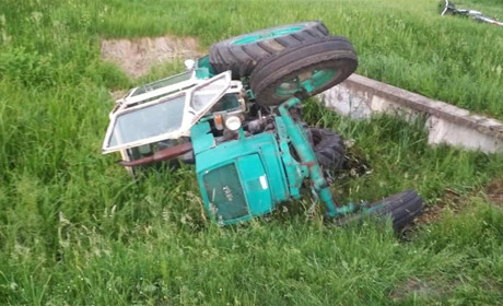 На Володимиреччині в селі Кошмаки перекинувся трактор