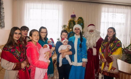 Благодійники вітали породіль та їхніх діток