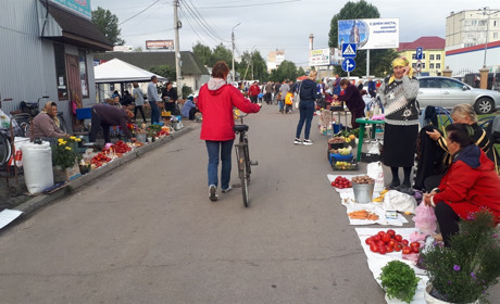 «Люди бояться локдауну, гроші на одяг не витрачають». Репортаж із недільного базару в Переяславі