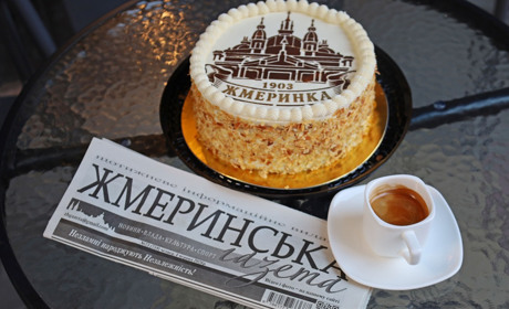 У Жмеринці з'явився іменний торт з горіхами, малиною і силуетом вокзалу: відео