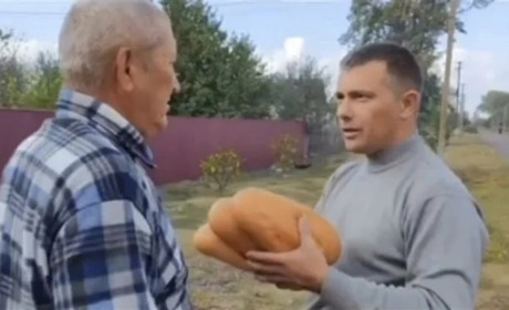 В селах під Мелітополем колаборанти роздали людям "три батони від Путіна"