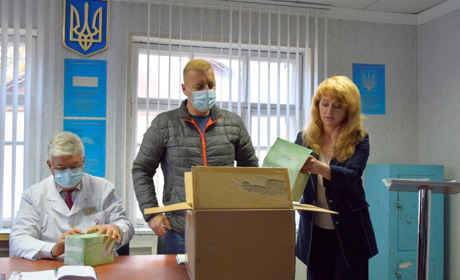 50 тисяч захисних масок передали для лікарів та освітян Жмеринського району