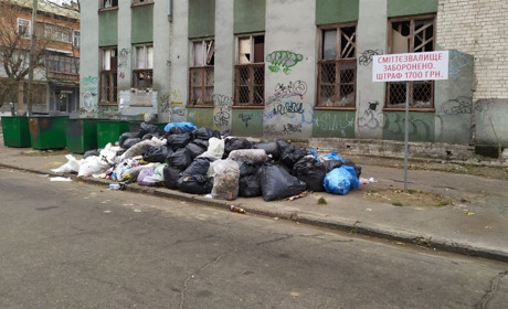 В Херсоні знову гори сміття в історичному центрі міста. Розповідаємо, де не варто гуляти туристам