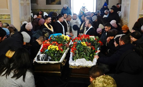 У Переяславі попрощалися із двома воїнами, багатодітними батьками Ігорем Бабковим та Андрієм Вітром
