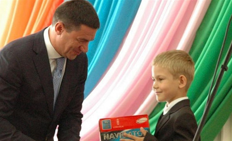 «За этот год сын научился считывать слова учительницы по губам» - маленькому герою нужна помощь