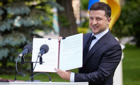 В День медиків Зеленський підписав указ про підвищення зарплати медичним працівникам