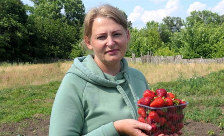 Олена Вареник: "Вирощую полуницю без краплі хімікатів, бо ягоди купують маленьким дітям"