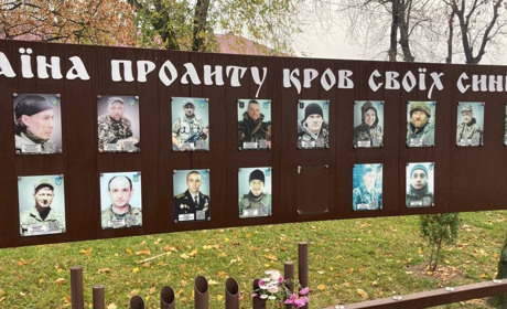 В Умані вандал пошкодив пам’ятний знак загиблим захисникам України. Поліція розшукує злочинця