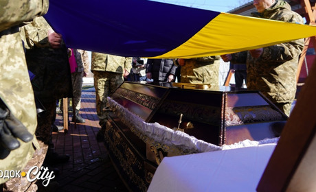 «На щиті» до рідного села: у Жищинцях поховали захисника України Віталія Стрілецького