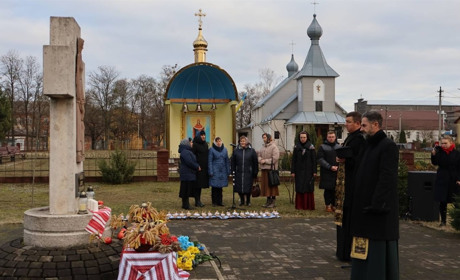 У Сарнах вшанували пам’ять жертв Голодоморів. Фото