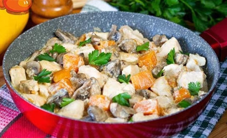 Рецепт дня: курка з гарбузом та грибами у вершках