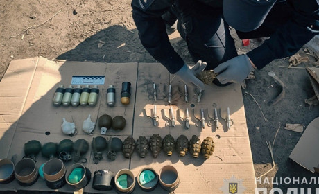 На Шосткинщині поліцейські вилучили у чоловіка арсенал зброї